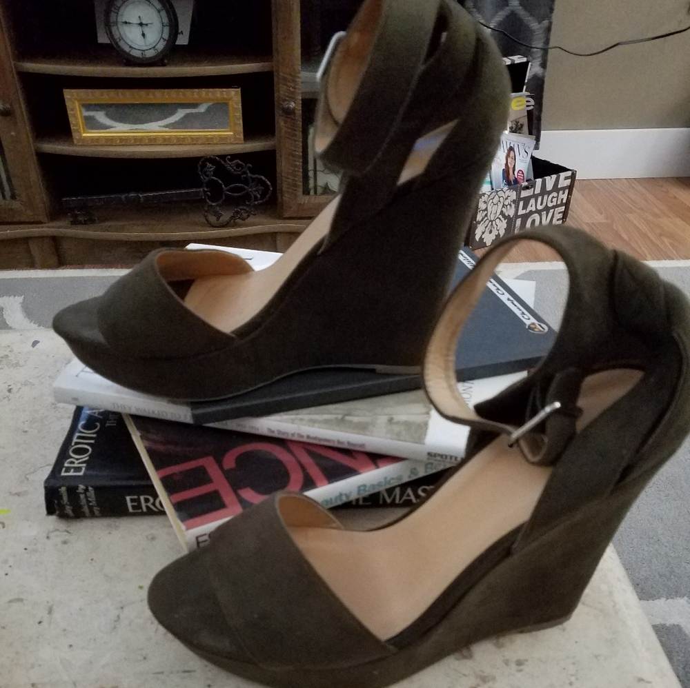 Ladies Wild Diva Lounge brand wedges. Size 10M
